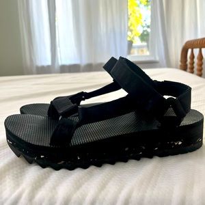 Teva platform sandals size 9